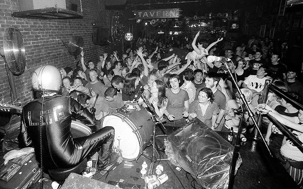 Foto - Event - Bob Log III (One man band guitar party drum dance mess whoop whoop, US/AUS)