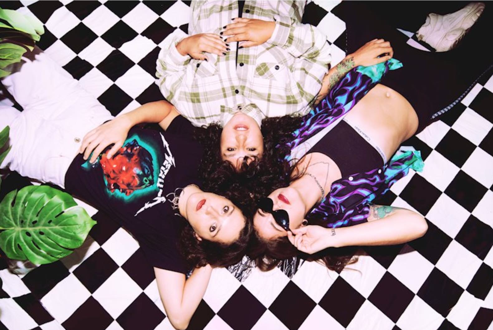 Foto - Event - Les Shirley (kick-ass all-female rock power trio formed in Montreal, CAN)
+ wolves & wolves & wolves & wolves (Punkrock, USA)